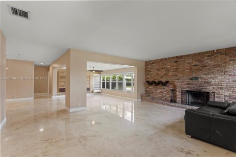 House in Hollywood, Florida 4 bedrooms, 289.86 sq.m. № 1269284 - photo 9