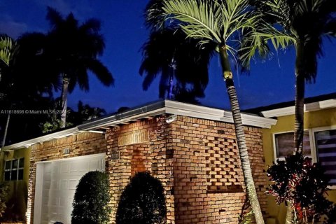 House in Hollywood, Florida 4 bedrooms, 289.86 sq.m. № 1269284 - photo 1