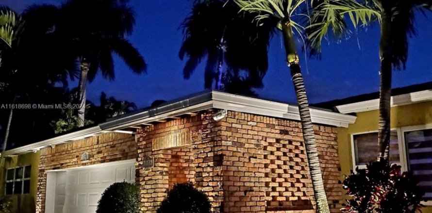 House in Hollywood, Florida 4 bedrooms, 289.86 sq.m. № 1269284
