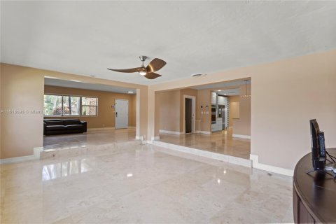 House in Hollywood, Florida 4 bedrooms, 289.86 sq.m. № 1269284 - photo 16