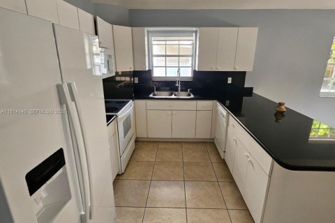 Villa ou maison à louer à Miami, Floride: 3 chambres, 153.85 m2 № 1969727 - photo 9