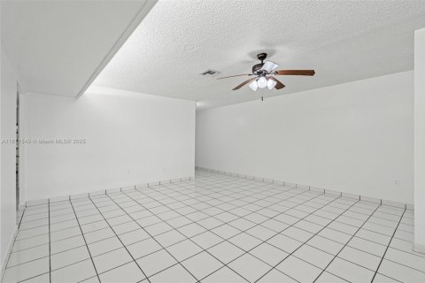 Adosado en venta en Miami Lakes, Florida, 3 dormitorios, 135.64 m2 № 1752086 - foto 9