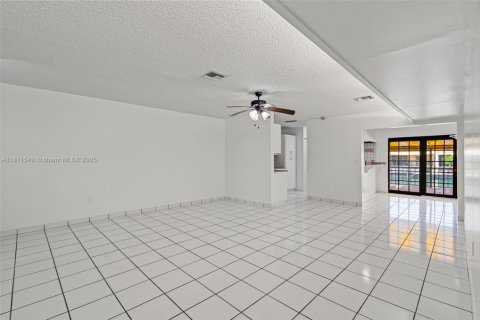 Adosado en venta en Miami Lakes, Florida, 3 dormitorios, 135.64 m2 № 1752086 - foto 8
