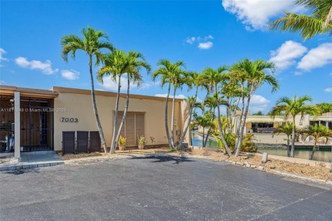 Adosado en venta en Miami Lakes, Florida, 3 dormitorios, 135.64 m2 № 1752086 - foto 2