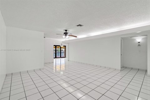 Adosado en venta en Miami Lakes, Florida, 3 dormitorios, 135.64 m2 № 1752086 - foto 7