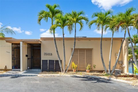 Adosado en venta en Miami Lakes, Florida, 3 dormitorios, 135.64 m2 № 1752086 - foto 1
