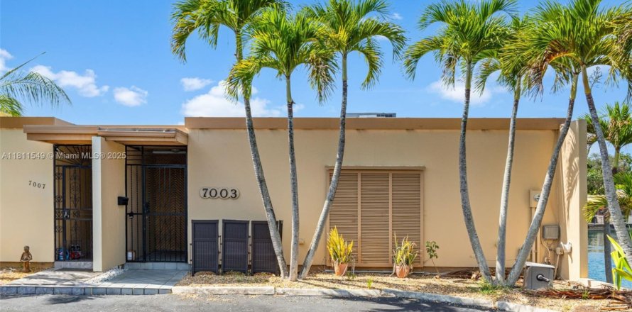 Adosado en Miami Lakes, Florida 3 dormitorios, 135.64 m2 № 1752086