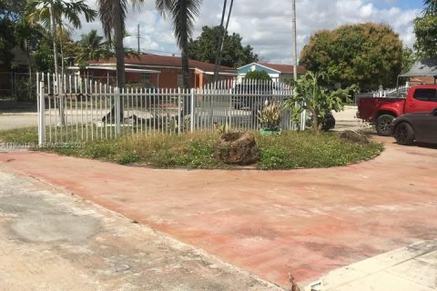 Casa en venta en Hialeah, Florida, 4 dormitorios, 124.3 m2 № 2058070 - foto 17