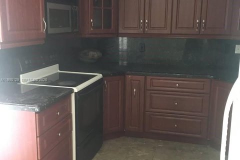Casa en venta en Hialeah, Florida, 4 dormitorios, 124.3 m2 № 2058070 - foto 10
