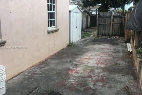 Casa en venta en Hialeah, Florida, 4 dormitorios, 124.3 m2 № 2058070 - foto 16