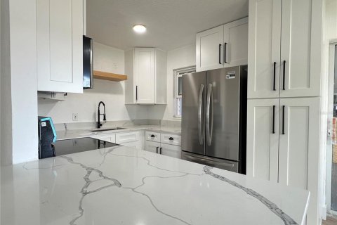 House in Melbourne, Florida 3 bedrooms, 80.27 sq.m. № 2132579 - photo 2