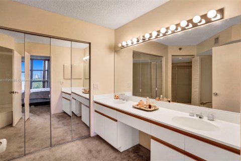 Condominio en alquiler en Aventura, Florida, 2 dormitorios, 126.44 m2 № 1708174 - foto 10