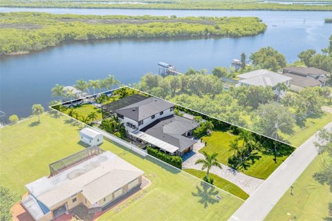 Casa en Punta Gorda, Florida 3 dormitorios, 315.96 m2 № 2140054
