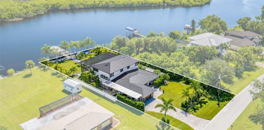 Villa ou maison à Punta Gorda, Floride 3 chambres, 315.96 m2 № 2140054