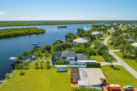 Villa ou maison à vendre à Punta Gorda, Floride: 3 chambres, 315.96 m2 № 2140054 - photo 2