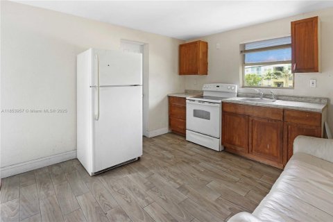 Propiedad comercial en venta en Florida City, Florida № 1871762 - foto 18