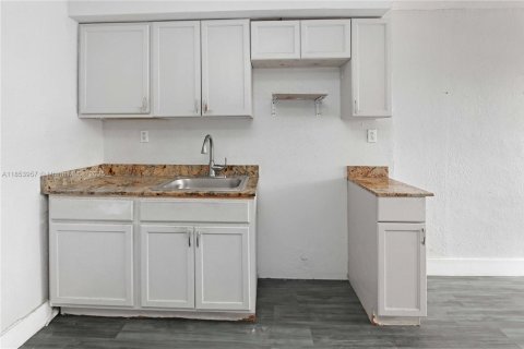 Propiedad comercial en venta en Florida City, Florida № 1871762 - foto 10