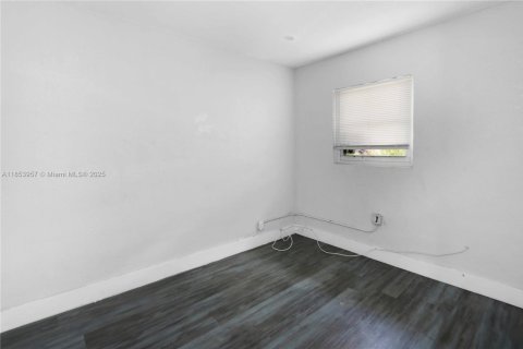 Propiedad comercial en venta en Florida City, Florida № 1871762 - foto 13
