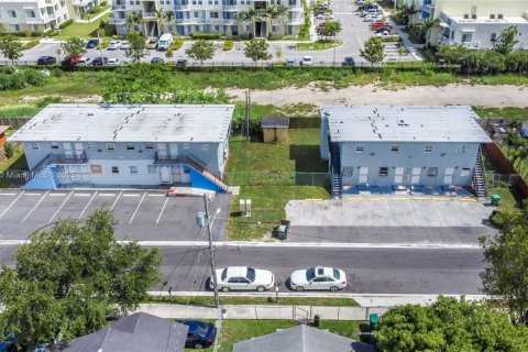 Propiedad comercial en venta en Florida City, Florida № 1871762 - foto 1