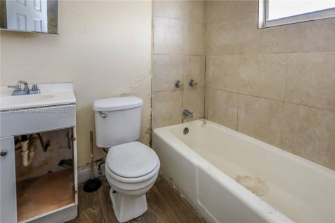 Propiedad comercial en venta en Florida City, Florida № 1871762 - foto 17