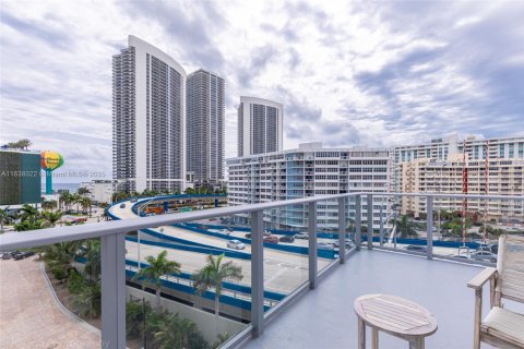 Condo in Hollywood, Florida, 2 bedrooms  № 1943160 - photo 19
