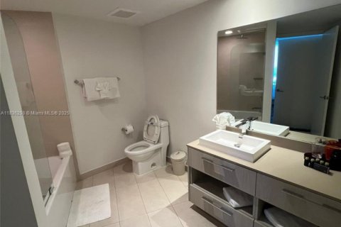 Condo in Hollywood, Florida, 2 bedrooms  № 1819951 - photo 1