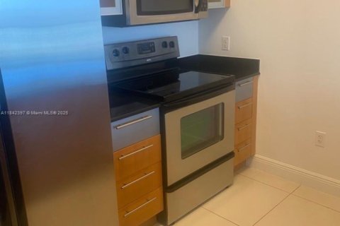 Condominio en alquiler en Miami, Florida, 1 dormitorio, 73.49 m2 № 1836694 - foto 3