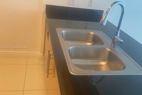 Condominio en alquiler en Miami, Florida, 1 dormitorio, 73.49 m2 № 1836694 - foto 4