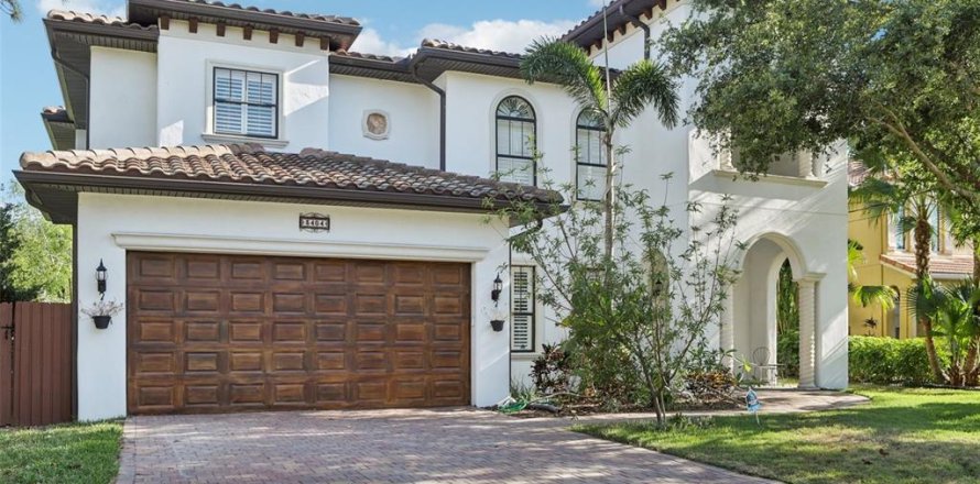House in Tampa, Florida 4 bedrooms, 311.22 sq.m. № 1745560
