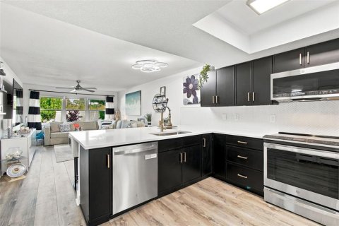 Condo in Palm Harbor, Florida, 2 bedrooms  № 2394255 - photo 8