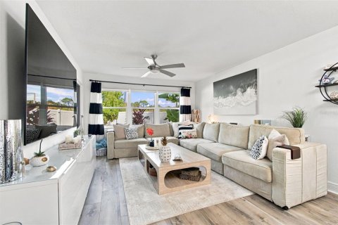 Condo in Palm Harbor, Florida, 2 bedrooms  № 2394255 - photo 12