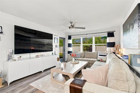 Condo in Palm Harbor, Florida, 2 bedrooms  № 2394255 - photo 13