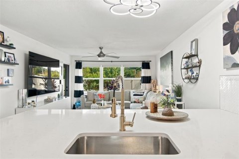 Condo in Palm Harbor, Florida, 2 bedrooms  № 2394255 - photo 11