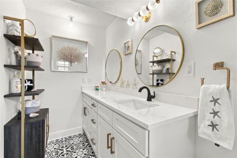 Condo in Palm Harbor, Florida, 2 bedrooms  № 2394255 - photo 28