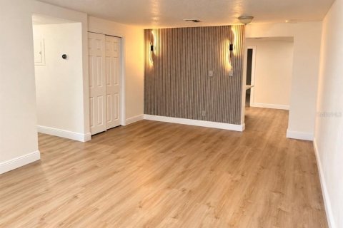 Villa ou maison à vendre à Tampa, Floride: 6 chambres, 214.05 m2 № 2416528 - photo 4
