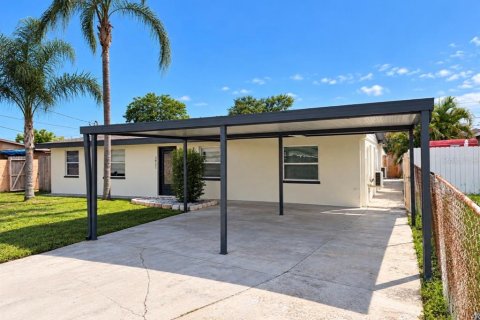 Villa ou maison à Tampa, Floride 6 chambres, 214.05 m2 № 2416528