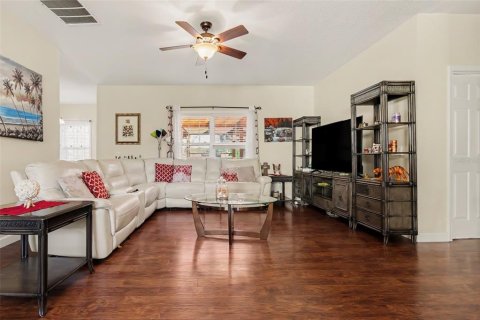 House in Palm Bay, Florida 3 bedrooms, 172.8 sq.m. № 2427520 - photo 4