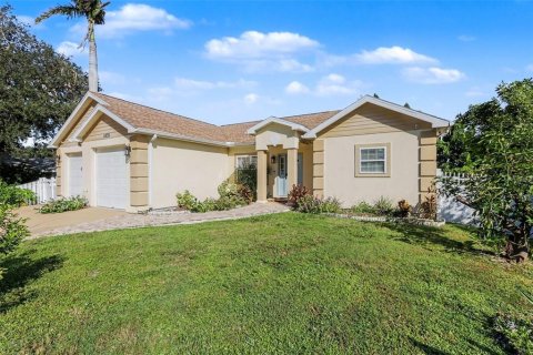 House in Palm Bay, Florida 3 bedrooms, 172.8 sq.m. № 2427520 - photo 3