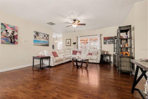House in Palm Bay, Florida 3 bedrooms, 172.8 sq.m. № 2427520 - photo 2