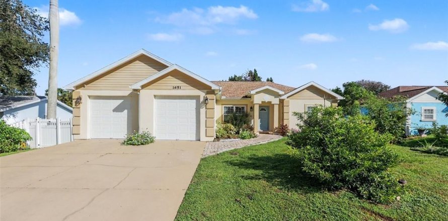 House in Palm Bay, Florida 3 bedrooms, 172.8 sq.m. № 2427520