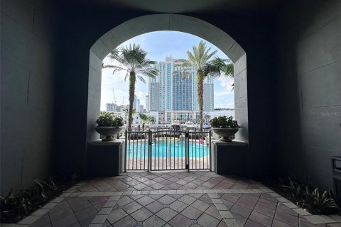 Condo in Tampa, Florida, 2 bedrooms  № 2208544 - photo 21