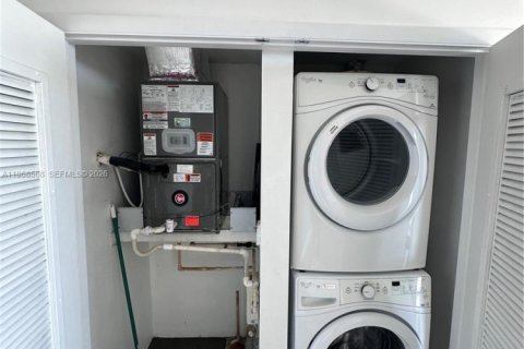 Condominio en alquiler en Miami, Florida, 1 dormitorio, 66.33 m2 № 2031604 - foto 15