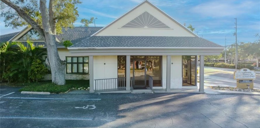 Commercial property in Clearwater, Florida 330.82 sq.m. № 2145041