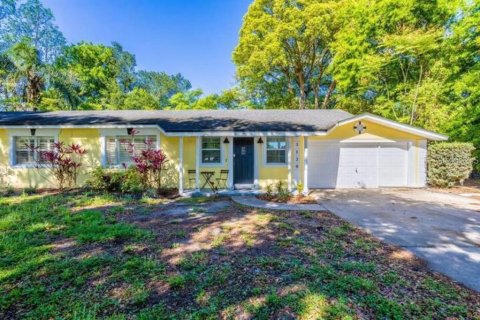 House in Orlando, Florida 7 bedrooms, 266.26 sq.m. № 2130462