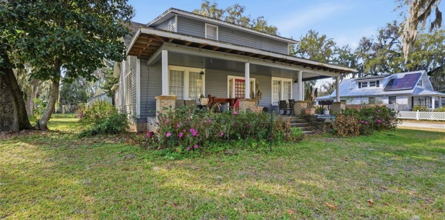 House in Crescent City, Florida 4 bedrooms, 241.55 sq.m. № 2144729