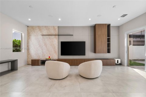 House in Doral, Florida 5 bedrooms, 336.68 sq.m. № 2044318 - photo 11