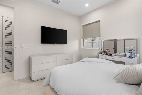House in Doral, Florida 5 bedrooms, 336.68 sq.m. № 2044318 - photo 9