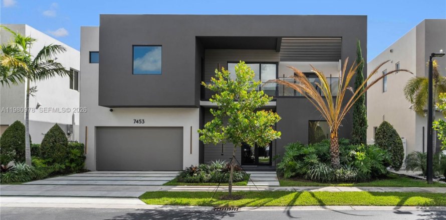 House in Doral, Florida 5 bedrooms, 336.68 sq.m. № 2044318