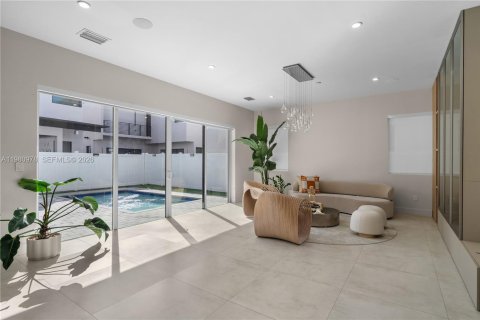 House in Doral, Florida 5 bedrooms, 336.68 sq.m. № 2044318 - photo 4