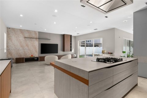House in Doral, Florida 5 bedrooms, 336.68 sq.m. № 2044318 - photo 18